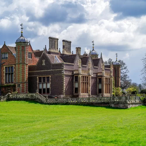 Mix the Traditional with the Contemporary with your Chateau House Designs